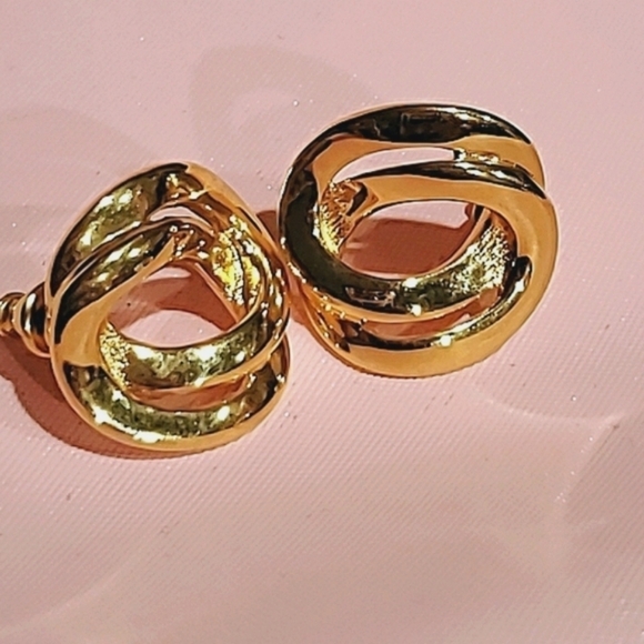 Womens Gold tone earrings, interlocking circles 🌴 - Picture 4 of 6